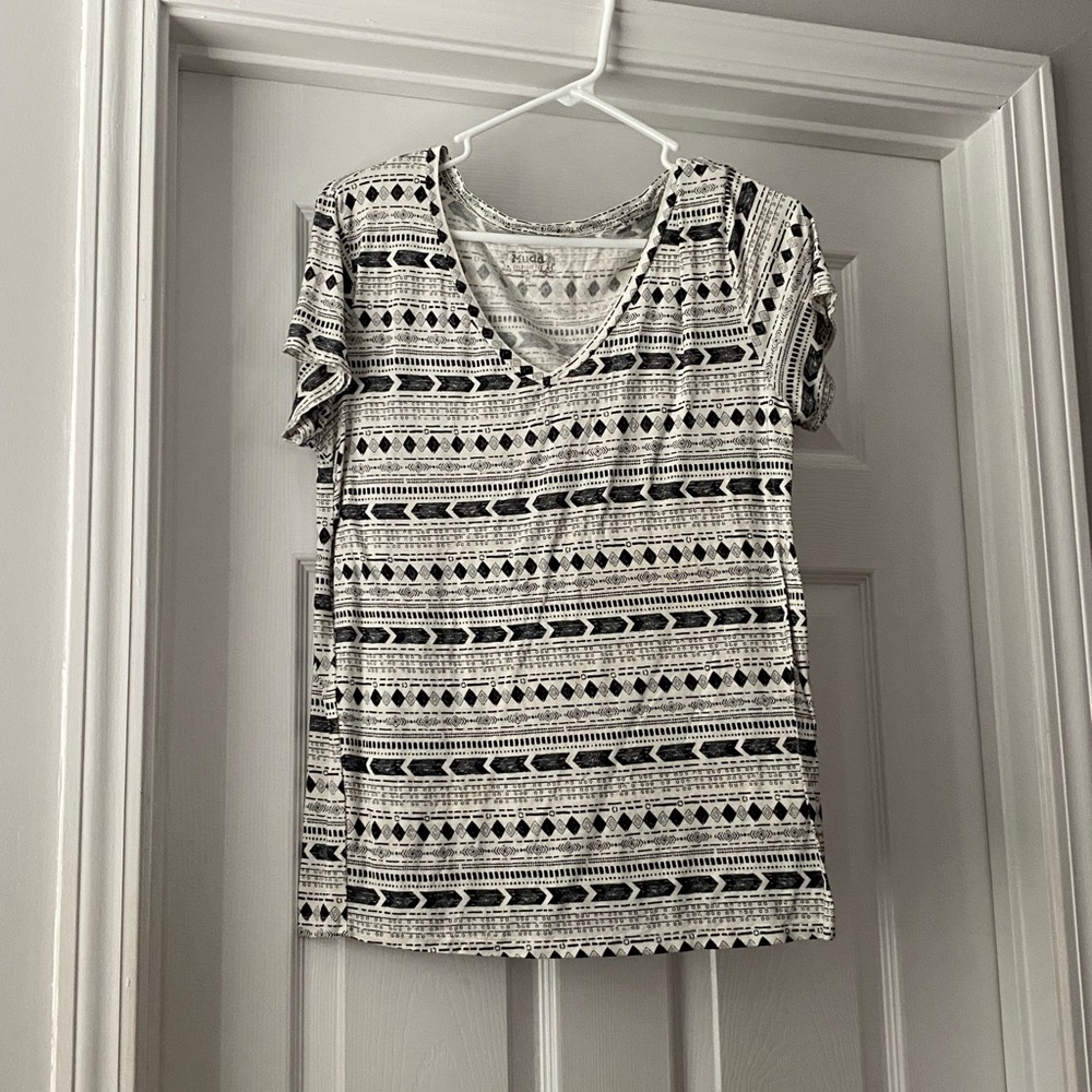 Mudd Black & White Short Sleeve V-Neck Geometric Top